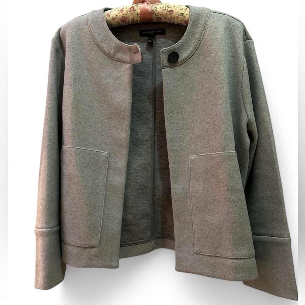 NWOT Banana Republic grey cropped knit/fleece like jacket. Sz. M. Mod, retro